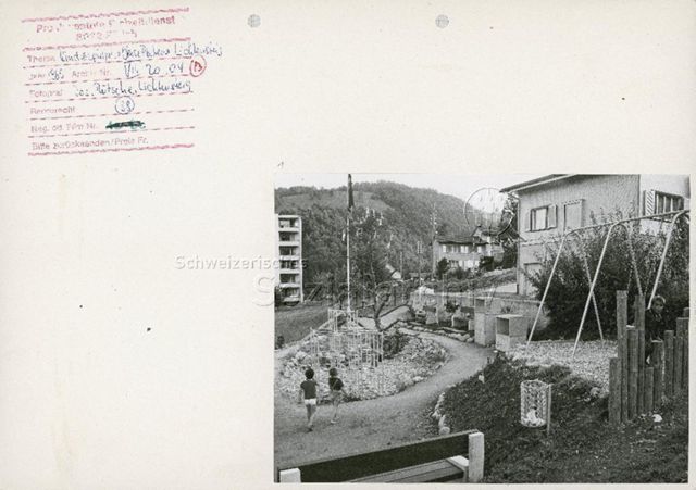 "Kinderspielplatz 'Obere Platten', Lichtensteig" - Ansicht der Anlage, Schaukel, Rutschbahn, Klettergerüst; 1969