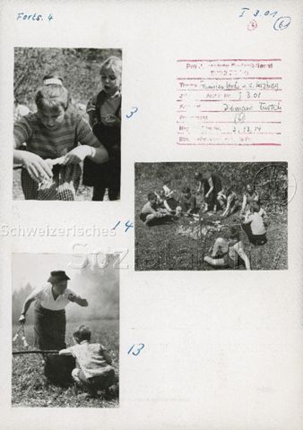 "Freizeit + Familie, Familienwoche auf dem Herzberg" - Frau und Kinder beim Zubereiten von Schlangenbrot über dem Feuer; um 1965