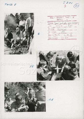 "Freizeit + Familie, Familienwoche auf dem Herzberg" - Familien beim Zubereiten von Schlangenbrot über dem Feuer; um 1965