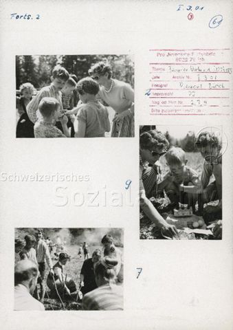 "Freizeit + Familie, Familienwoche auf dem Herzberg" - Familien beim Zubereiten von Schlangenbrot über dem Feuer; um 1965