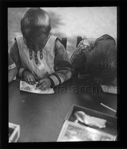 Diaserie zum Thema Kindergarten / Schulkind; zwei Kinder an einem Tisch am Malen; um 1930