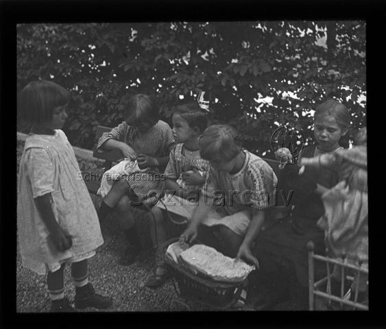 Diaserie zum Thema Kindergarten / Schulkind; Mädchen beim Spielen mit Puppen; um 1930