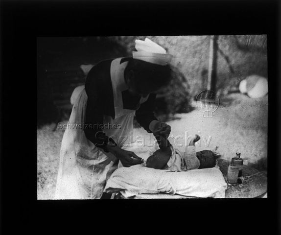 Diaserie zum Thema Säuglingspflege; Krankenschwester beim Wechseln der Windel bei einem Säugling; um 1930