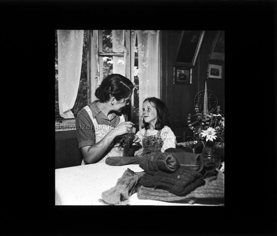 Diaserie "Reserve" und "alte Dias"; eine Frau und ein Mädchen am Socken stricken; um 1950