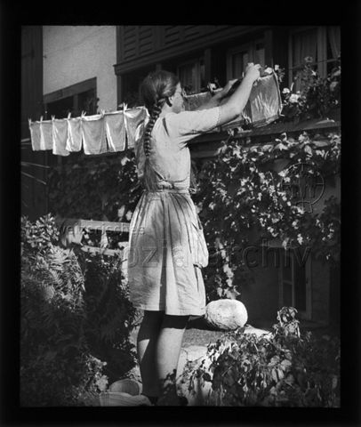 Diaserie zum Thema Mädchen; Mädchen am Wäsche aufhängen; um 1940