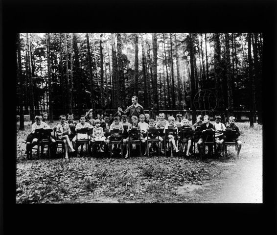 Diaserie zum Thema Tuberkulose im Kindesalter; Waldschule; Kinder mit Lehrer sitzen auf Stühlen in einer Waldlichtung; Deutsches Hygiene-Museum; um 1930