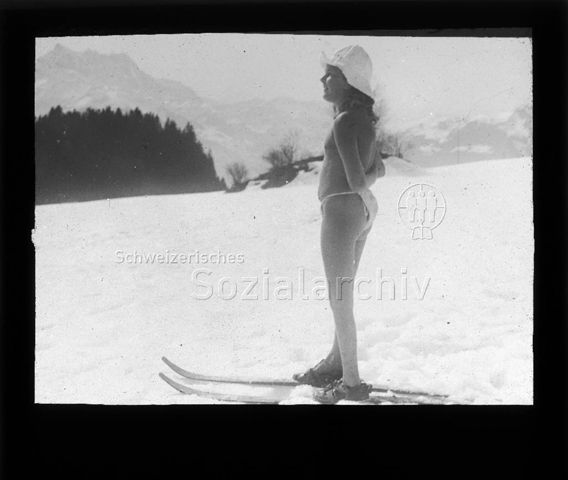 Diaserie zum Thema Tuberkulose; Mädchen mit Hut und Unterhose bekleidet auf Ski stehend; um 1930