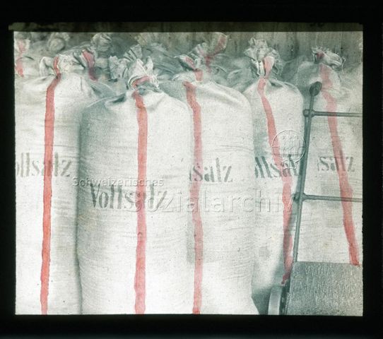 Diaserie zum Thema Kropfprophylaxe; Säcke mit "Vollsalz" - Appenzeller Salzmagazin; 1922