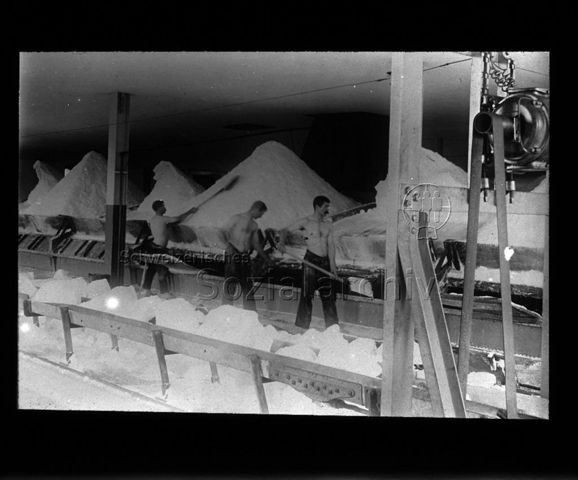 Diaserie zum Thema Kropfprophylaxe; Arbeiter in der Saline Rheinfelden; um 1920