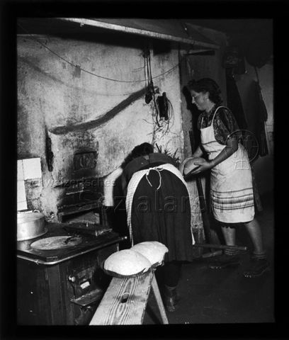 Diaserie zum Alltag einer Bauernfamilie; zwei Frauen am Brot backen; um 1930