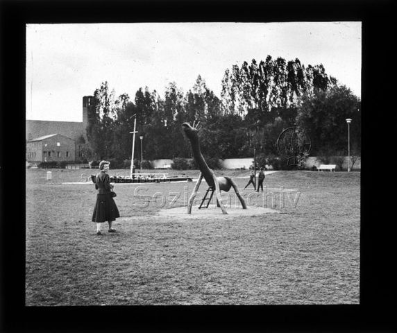 Diaserie zu Spielplätzen; "Nyköping - Holzklettertiere + Sandschiff" - eine Frau und zwei Kinder auf einem Spielplatz; um 1960