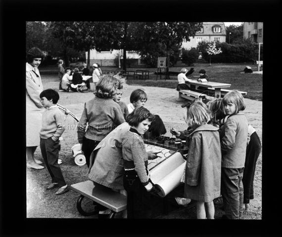 Diaserie zu Spielplätzen; "Nyköping - Staffelei als Zeichentisch mit Papierrolle" - Kinder stehen um Zeichentisch; um 1960