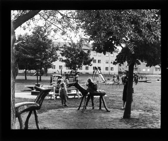 Diaserie zu Spielplätzen; "Nyköping - Spielplatz, Holztiere" - Kinder spielen auf Holztieren; um 1960