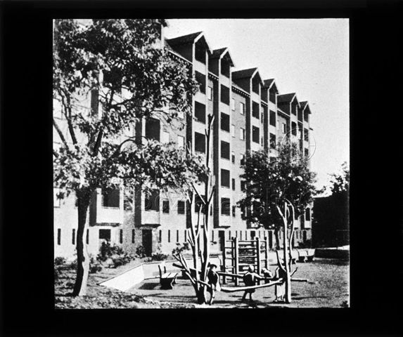 Diaserie zu Spielplätzen; "Kopenhagen - Hausspielplatz obligatorisch bei mehr als 8 Wohnungen" - Spielplatz mit Kletterbäumen und -geräten neben Wohnsiedlung; 1960