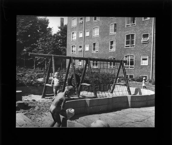 Diaserie zu Spielplätzen; "Kopenhagen - Kombiniertes Spielgerät" - Jugnen auf Spielplatz, teilweise unbekleidet; um 1960