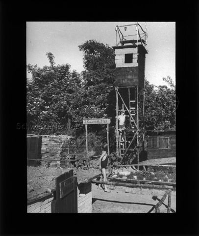 Diaserie zu Spielplätzen; "Kopenhagen - Skrammellegeplads" - selbstgebauter Holzturm; um 1960
