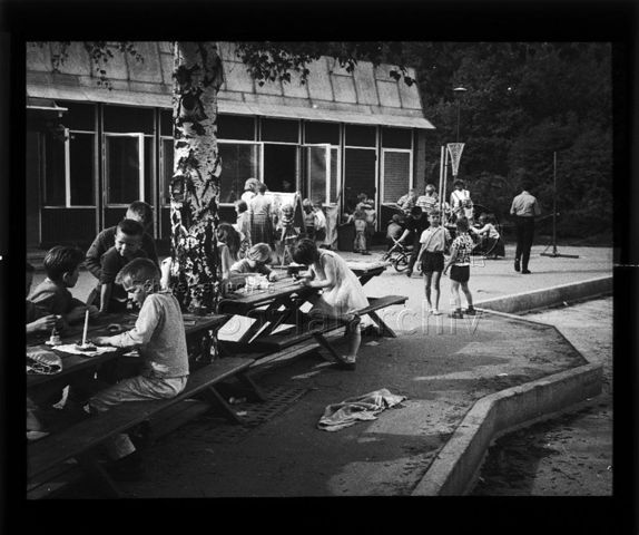 Diaserie zu Spielplätzen; "Stockholm - Klubraum mit Basteltischen" - Kinder sitzen an Tischen und basteln; um 1960
