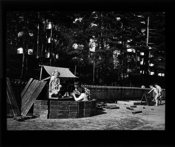 Diaserie zu Spielplätzen; "Stockholm - Spielkiste mit Elementen" - Kinder werken zusammen; um 1960