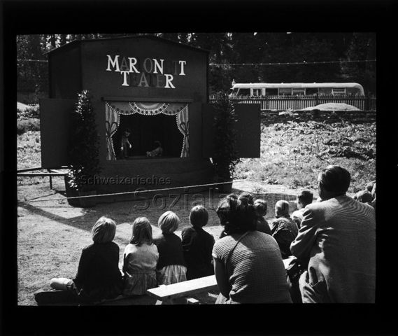 Diaserie zu Spielplätzen; "Stockholm - fahrbares Marionettentheater" - Kinder schauen bei einer Vorstellung des "Marionett Teater" zu; um 1960
