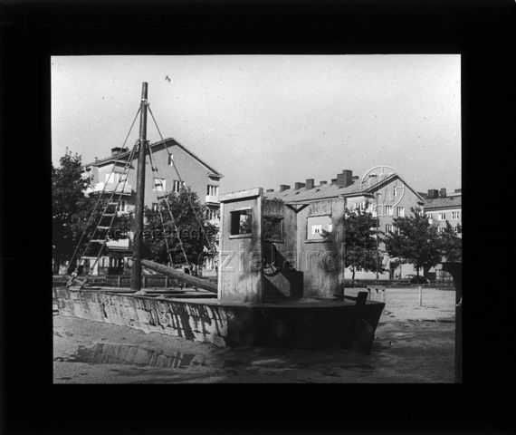 Diaserie zu Spielplätzen; "Stockholm - Fischerboot als Sandspielplatz"; um 1960
