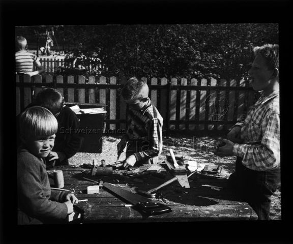 Diaserie zu Spielplätzen; "Stockholm - Typisches Spielgehege, Basteltische" - Kinder am Basteln; um 1960