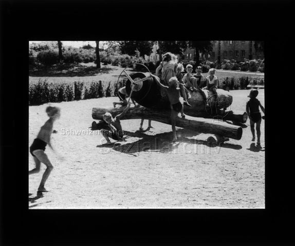 Diaserie zu Spielplätzen; "Stockholm - Siedlungsspielplatz, Flugzeug" - Kinder sitzen auf Flugzeug aus Holz; um 1960