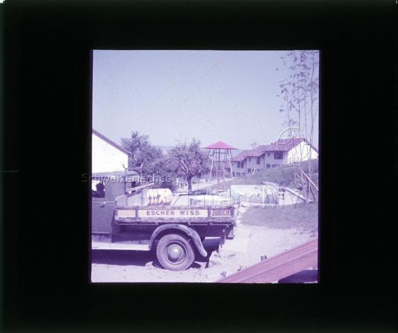 Diaserie zu Spielplätzen; Lieferwagen mit Aufschrift "Eschwer Wyss, Zürich" neben einem Spielplatz stehend; um 1960