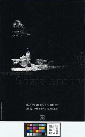 "Haben sie eine Familie? - Avez-vous une famille?", Fotografie einer einsam und im Dunkeln am Tisch sitzenden Person, 1991
