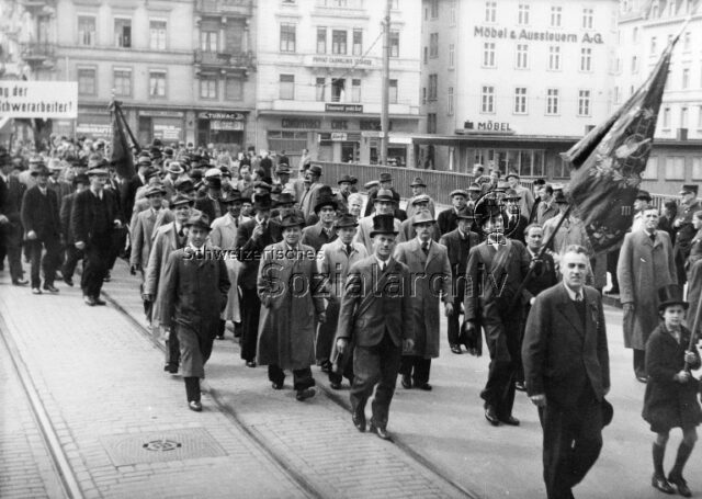 1. Mai-Umzug ca. 1940, Zürich, Gruppe Kaminfeger