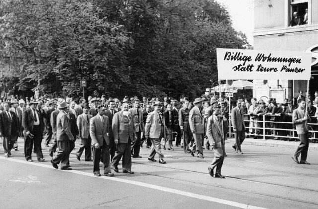 1. Mai-Umzug 1953, Zürich: "Billige Wohnungen statt teure Panzer"