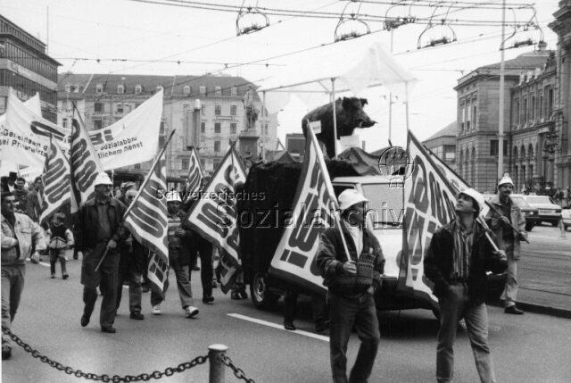 1. Mai-Umzug 1996, Zürich: "Sozialabbauer" - Demonstrierende mit GBI-Fahne