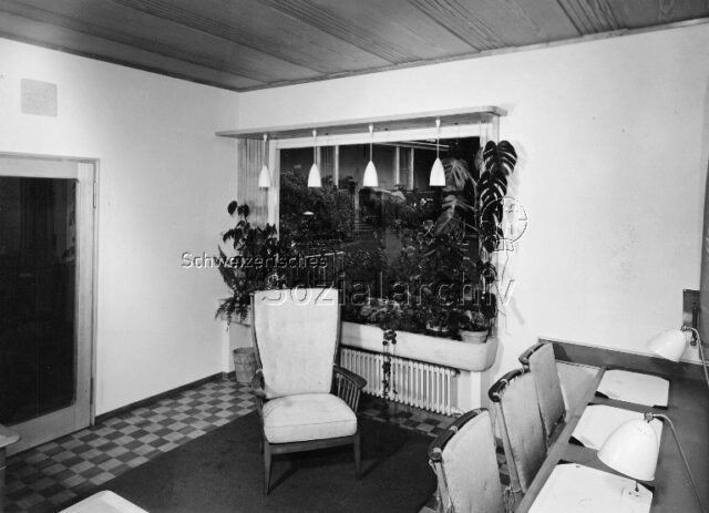 Im neu eröffneten Ferienheim Rotschuo ob Gersau (24. Juni 1950) Aufenthaltsraum, Schreibtisch