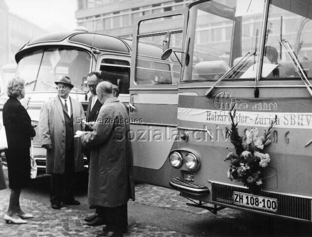 125 Jahre Holzarbeiter Zürich SBHV: Ausflug und Festessen (1. Juni 1964) - Teilnehmer vor Autocar