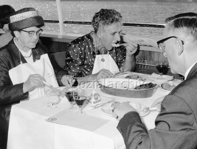 125 Jahre Holzarbeiter Zürich SBHV: Ausflug und Festessen (1. Juni 1964) - Teilnehmer, essend