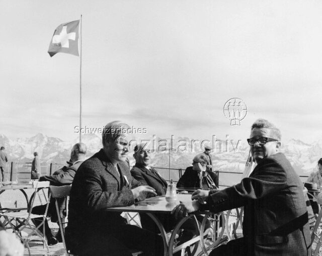 125 Jahre Holzarbeiter Zürich SBHV: Ausflug und Festessen (1. Juni 1964) - zwei Männer an einem Tisch sitzend, Bergrestaurant
