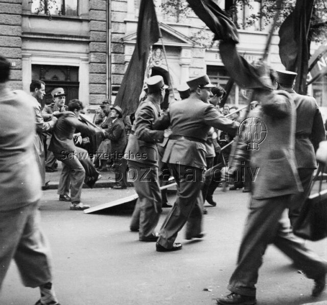 Verhaftungen an einer Kundgebung (ca. 1935) - Polizisten, Demonstrierende verhaftend