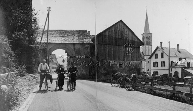 Arbeiter Fritz Liechti auf einem Veloausflug - drei Männer vor dem Dorftor posierend