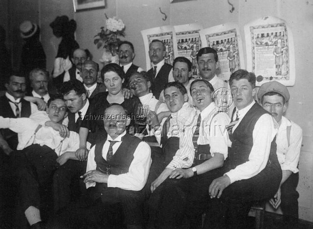 Alkoholisierte / betrunkene Männer, posierend; Serviertochter