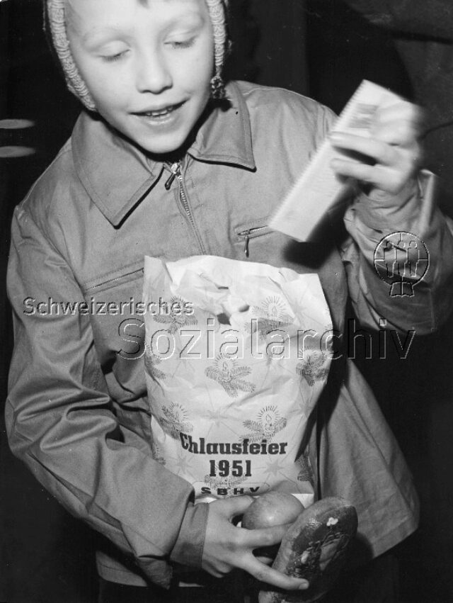 Ausschnitt aus dem Album "Klausfeier 1951" - Kind, den Sack Chlausfeier 1951 tragend