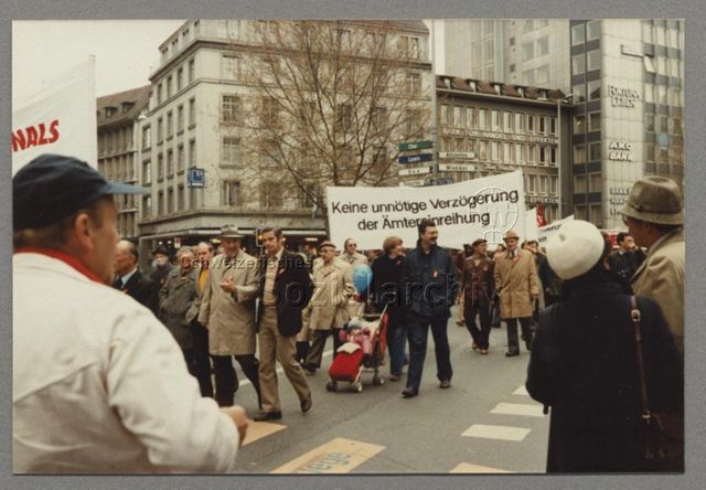 1. Mai, Umzug, Transparent "Keine unnötige Verzögerung der Ämtereinreihung", Zürich, 1982