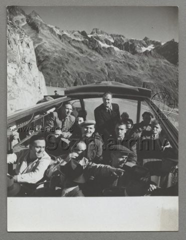 Gruppenaufnahme in Car während Reise staatenloser Kollegen (Internierter) und Schweizerischer Arbeitsloser auf Einladung des Vorstands des Gewerkschaftskartells Zürich auf den Sustenpass. Die Eingeladenen hatten während der Kriegsjahre an der Sustenstrasse gebaut, 1945