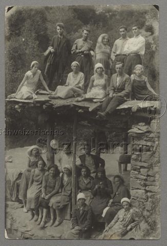Gruppenfoto mit russischen Genossen (Notiz: links oben, stehend: Willi Nöthiger) während Reise Schweizer Kommunisten und Kommunistinnen in den Kaukasus, 19.03.1931