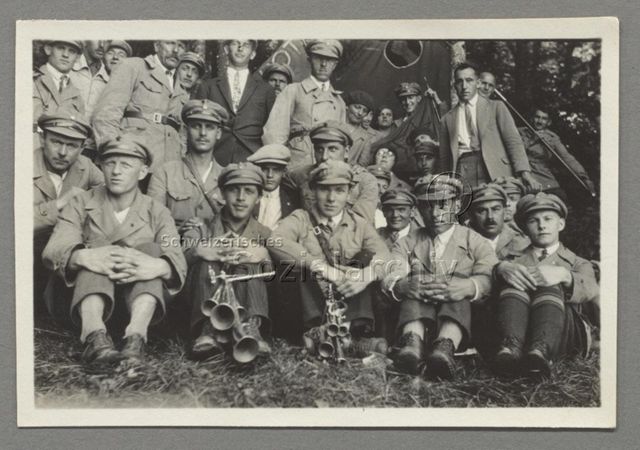 Gruppenporträt der Arbeiterschutzwehr der KP (?) und Roter Jungsturm in Uniformen, mit Fahnen und Schalmeien in Bremgarten, 1930