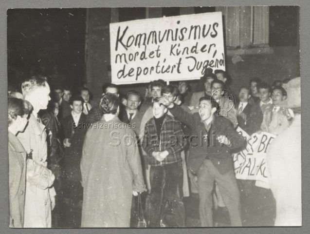 Demonstrierende mit Schilder und Transparent während der Ungarnkrawalle in Zürich, 1956