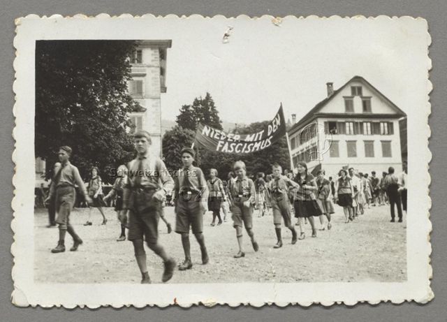 Sozialistischer Jugendtag, Demonstrationszug, Transparent "Nieder mit dem Fascismus [Faschismus]", Zug, Pfingsten 1930