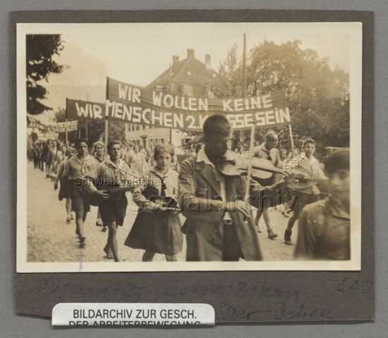 Die Sozialistische Arbeiterjugend SAJ mit Musikinstrumenten (Geige, Gitarre) am sozialistischen Jugendtag in Zug, Transparent "Wir wollen keine Menschen 2. Klasse sein", 1930
