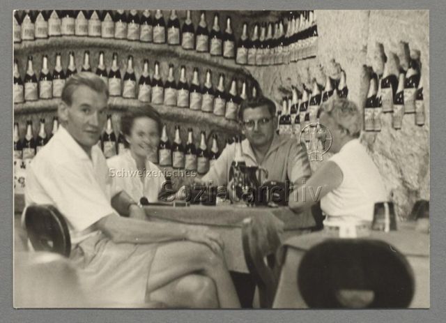 Charly Weber, Rösli Weber, Tomi Lechleiter (mit Brille) und Rosel Lechleiter in den Ferien in Italien, Gruppenfoto in Restaurant, um 1955