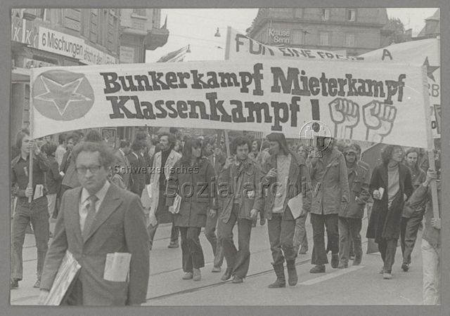 1. Mai, Umzug, Transparent "Bunkerkampf, Mieterkampf, Klassenkampf!", Zürich, 1971