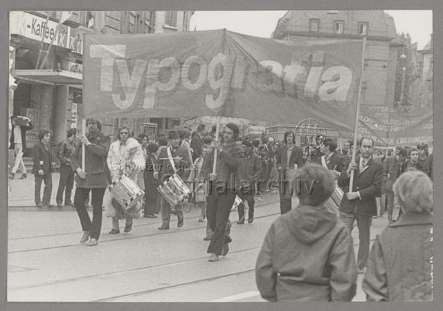 1. Mai, Umzug, Transparent "Typografia", Zürich, 1971