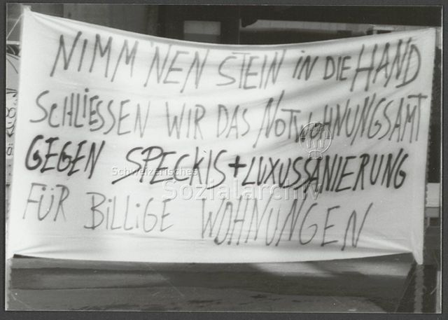 1. Mai, Aktion gegen die Wohnungsnot, Transparent "Nimm 'nen Stein in die Hand